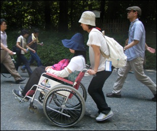 屋外での車いす操作研修