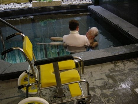 温泉での入浴介助に同行するトラベルヘルパー